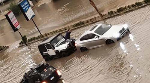 شباب تبرعوا لمساعدة المواطنين العالقين